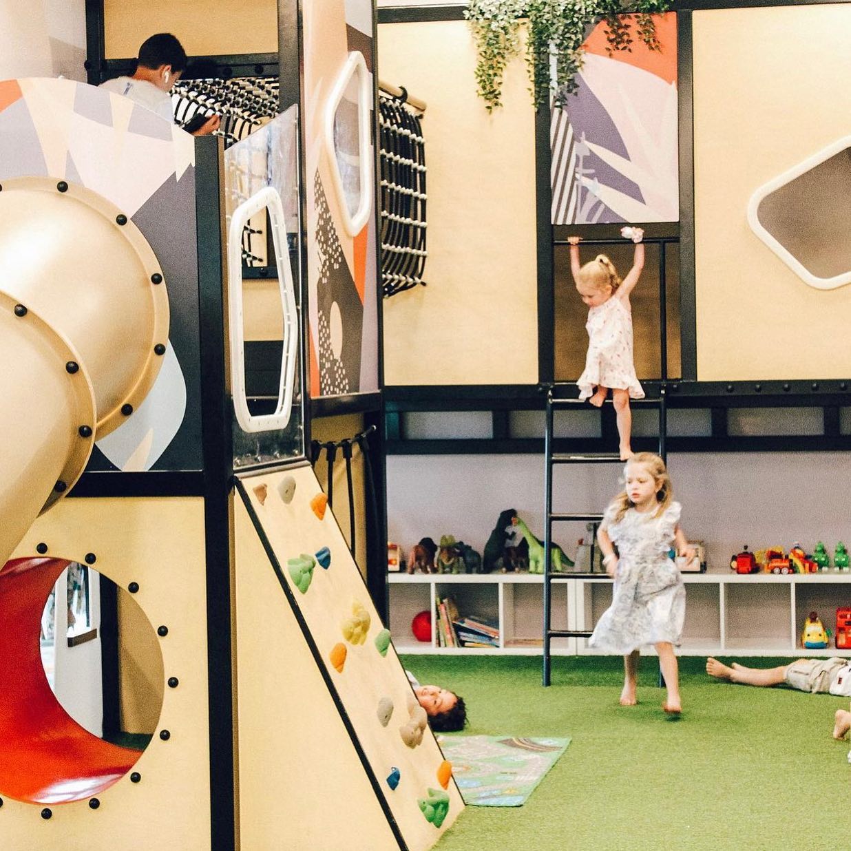 Jugar restaurants with playgrounds