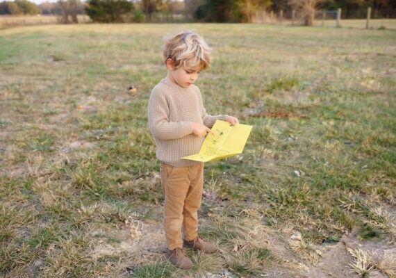 50 Fun Scavenger Hunt Clues for Kids (Free Backyard List)
